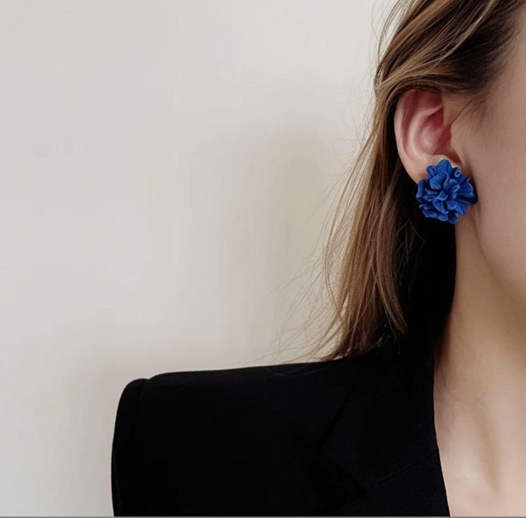 Klein Blue Three-Dimensional Floral Fashion Earrings