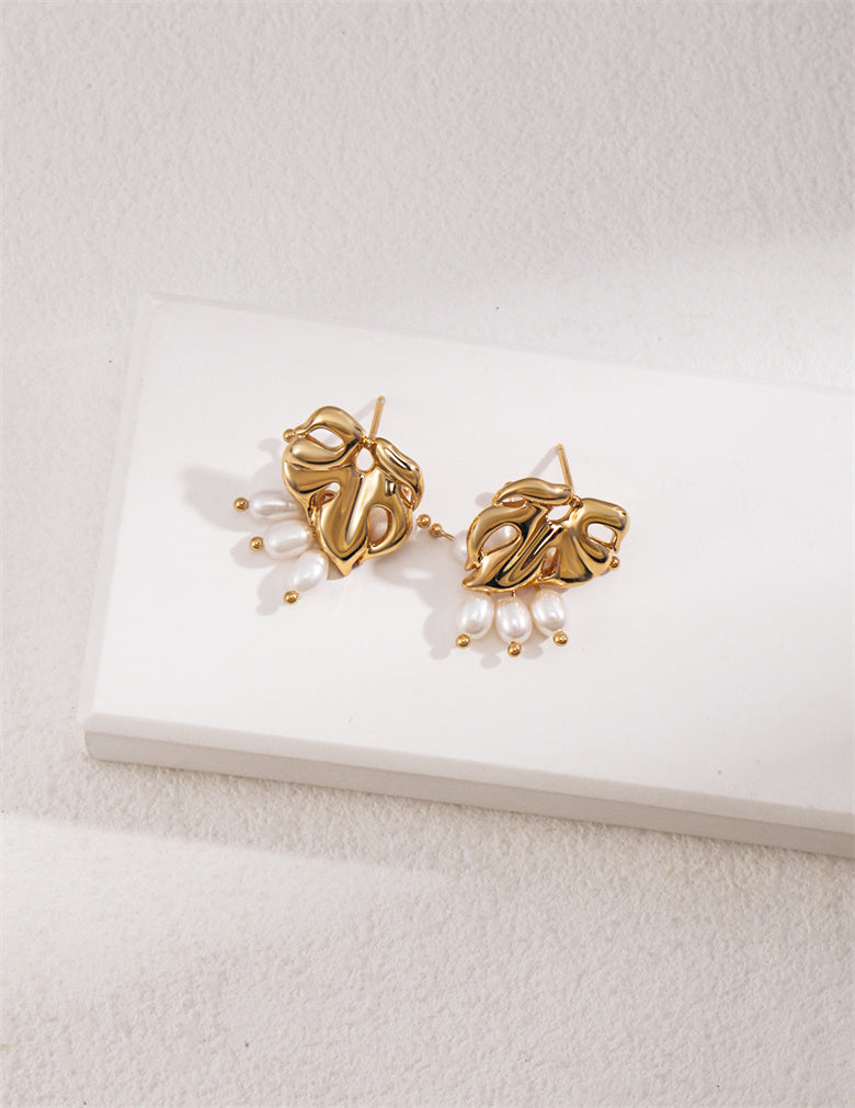 Boucles d'oreilles pendantes en perles de riz et feuilles de Monstera tropicales