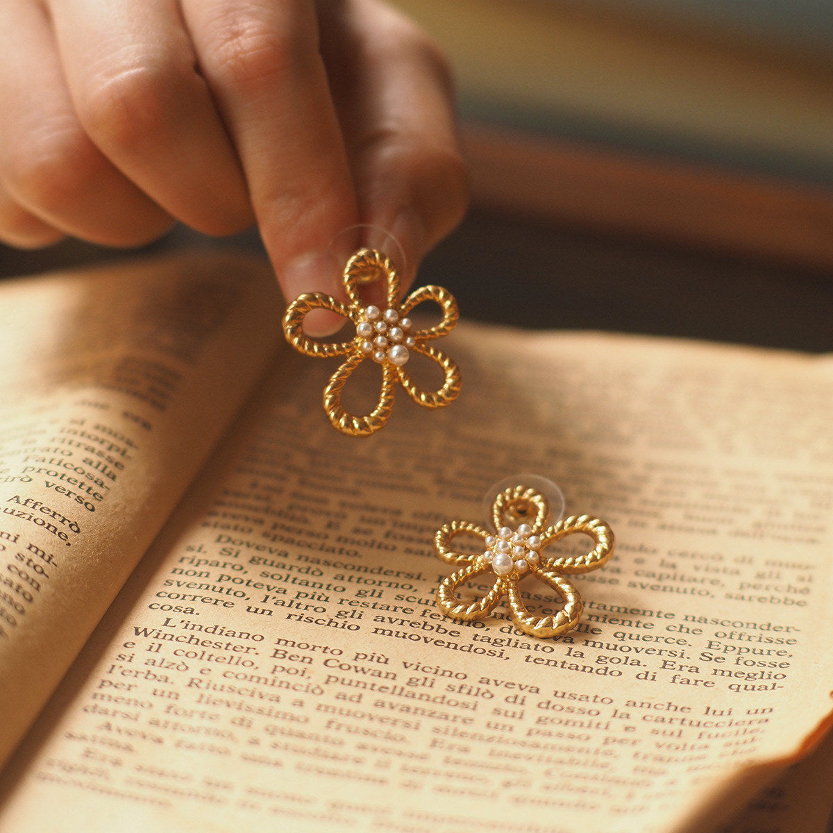 Vintage Pearl Flower Earrings / Clip-Ons – Gold-Plated Retro Design
