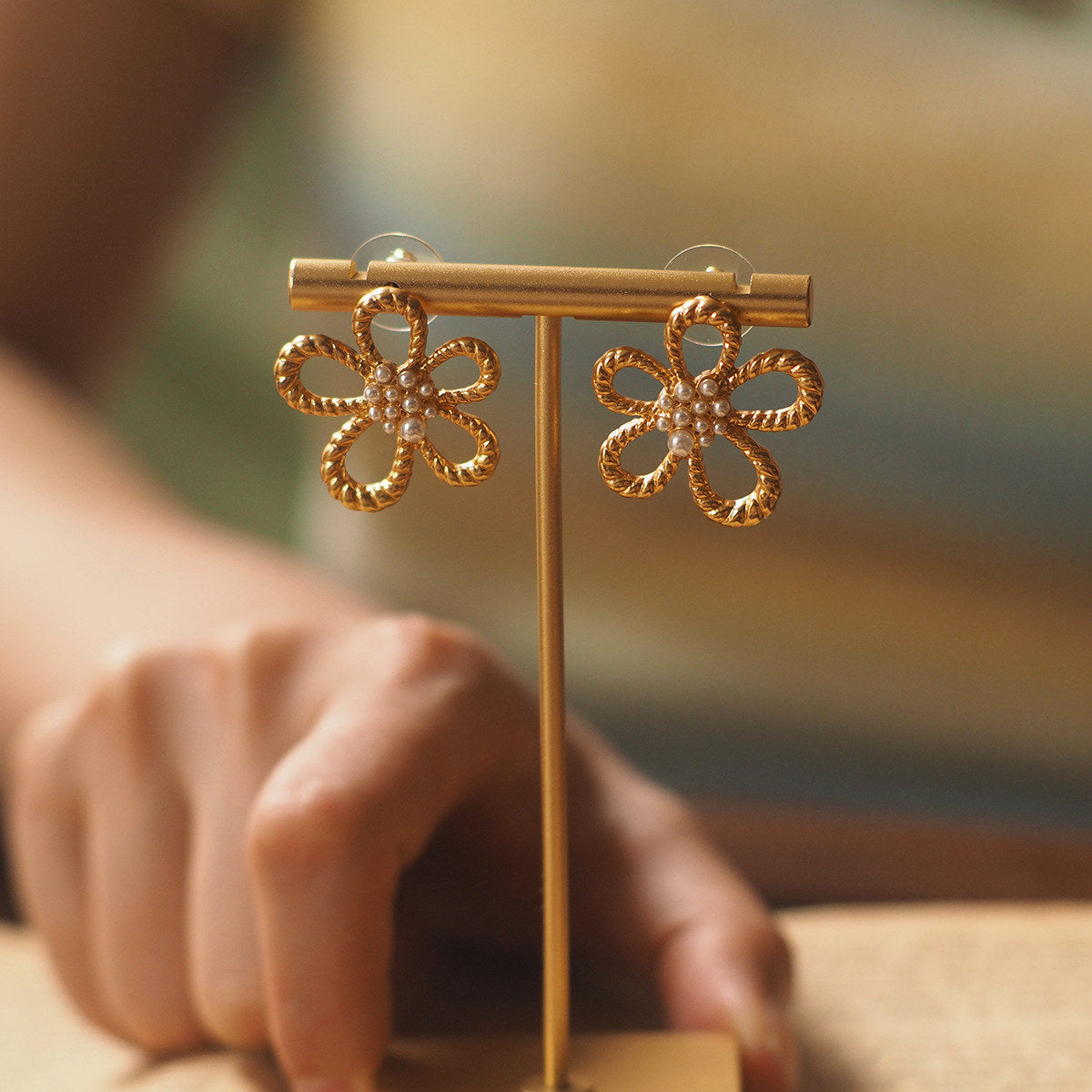 Vintage Pearl Flower Earrings / Clip-Ons – Gold-Plated Retro Design