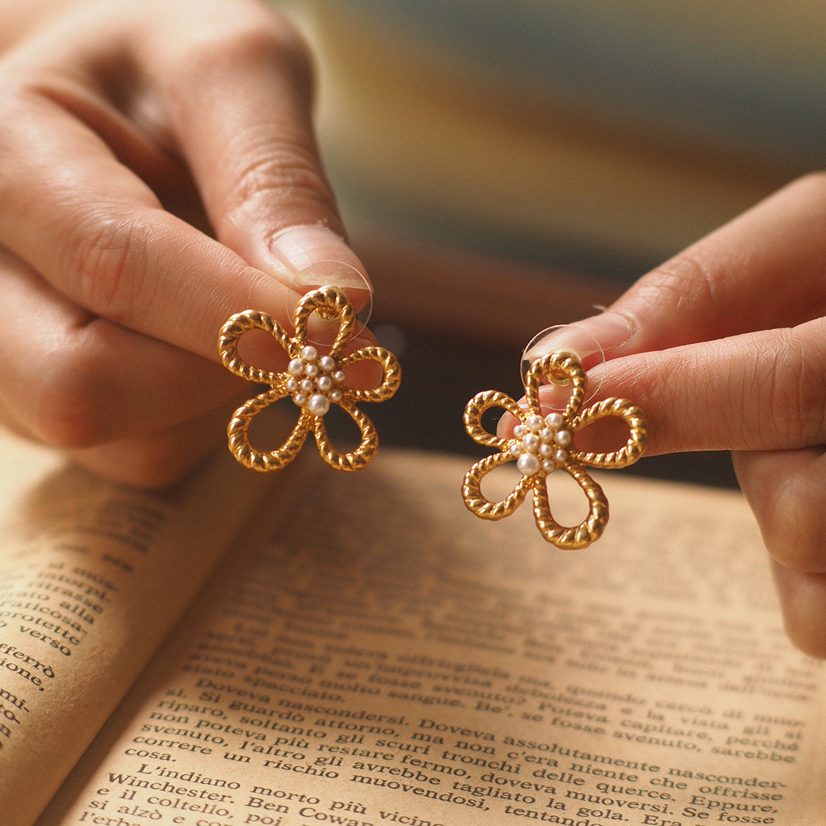 Vintage Pearl Flower Earrings / Clip-Ons – Gold-Plated Retro Design