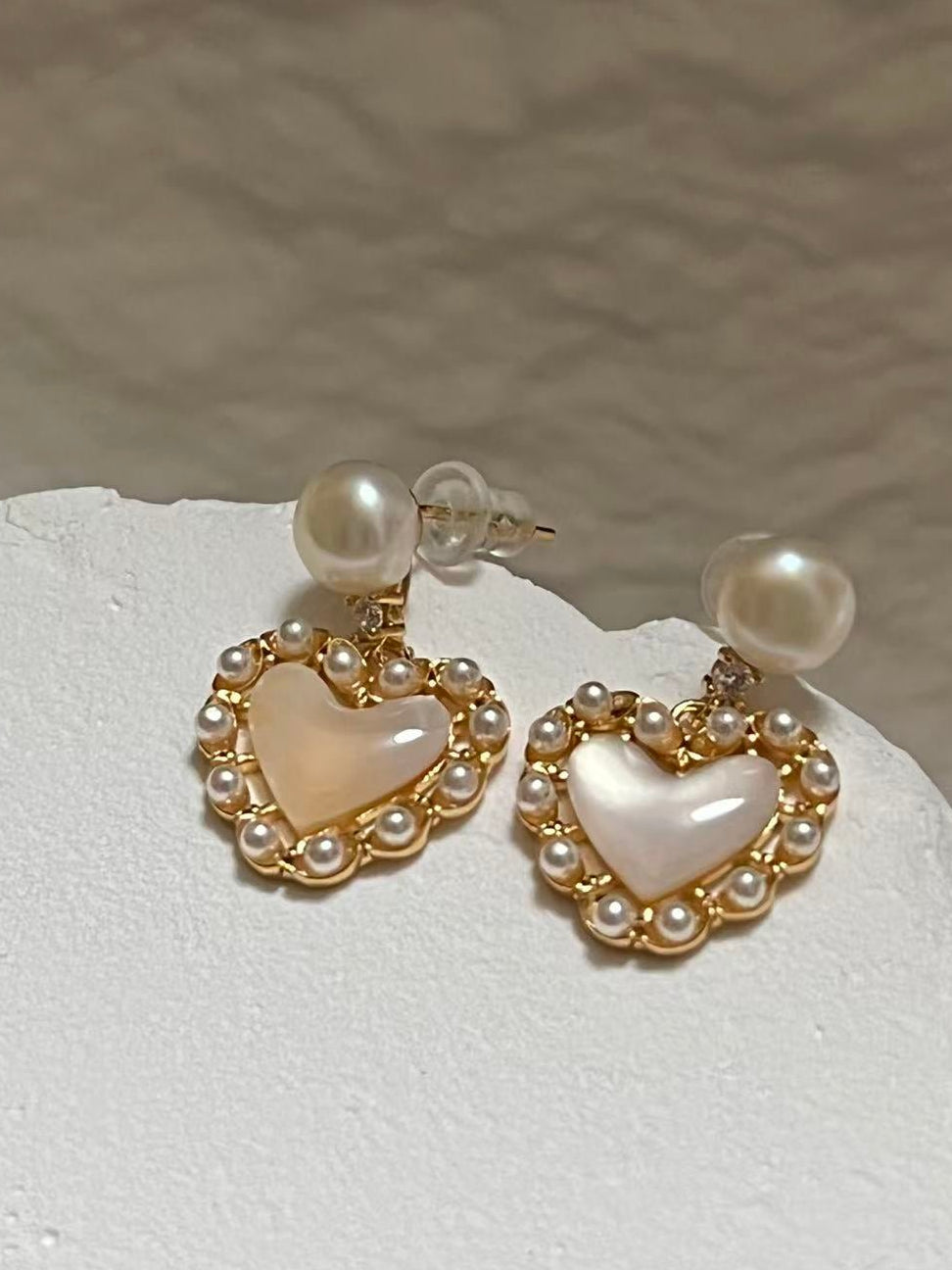Paire De Boucles D'oreilles Ajourées En Forme De Cœur - Métal Doré Avec Micro Perles Nacrées
