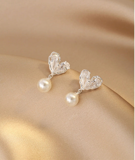 Heart-Shaped Pearl Earrings: The Perfect Symbol of Love, Elegance, and Timeless Beauty