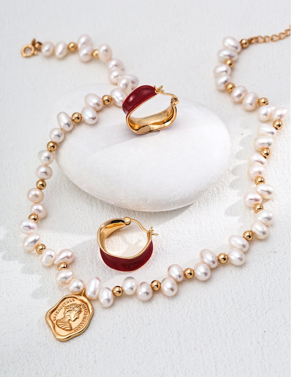 Boucles d'oreilles pendantes rouges simples
