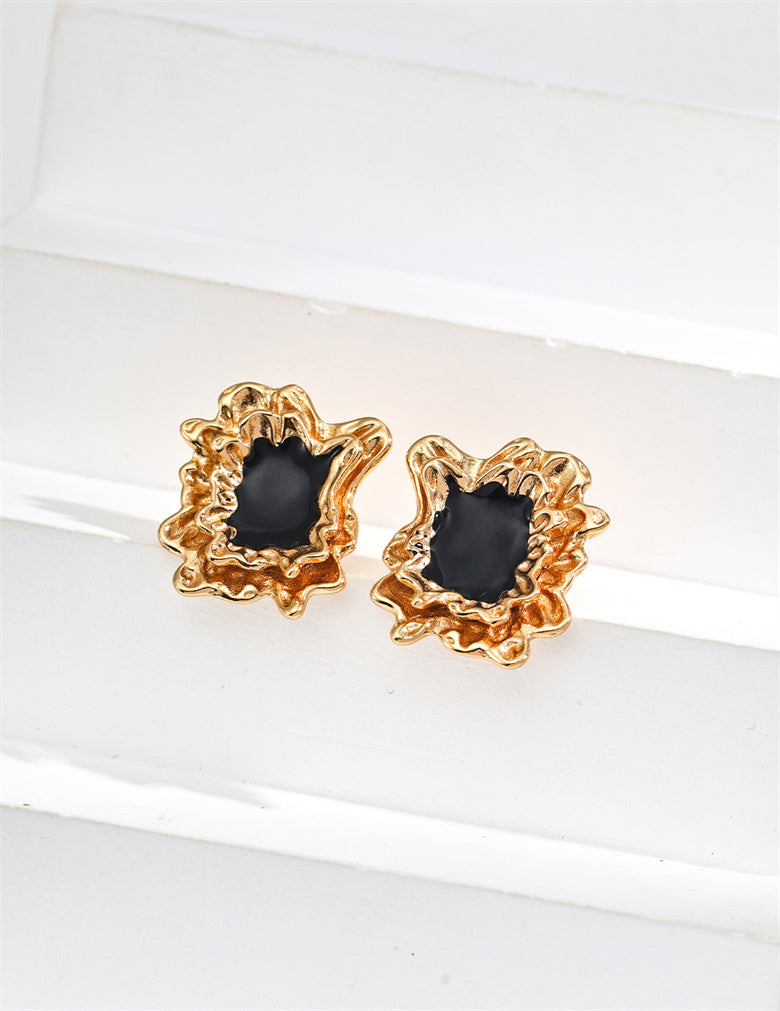 Minimalistische schwarze Emaille-Ohrstecker in Blumenform
