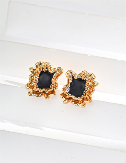 Minimalistische schwarze Emaille-Ohrstecker in Blumenform