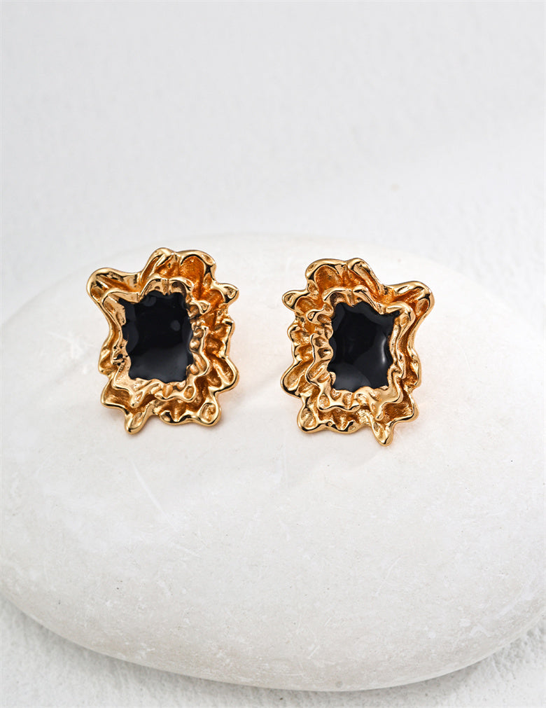 Minimalistische schwarze Emaille-Ohrstecker in Blumenform