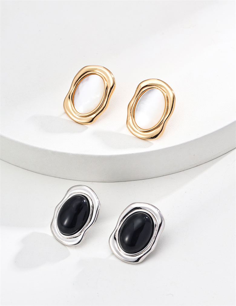 Minimalistische ovale Ohrstecker aus schwarzem Onyx/Perlmutt