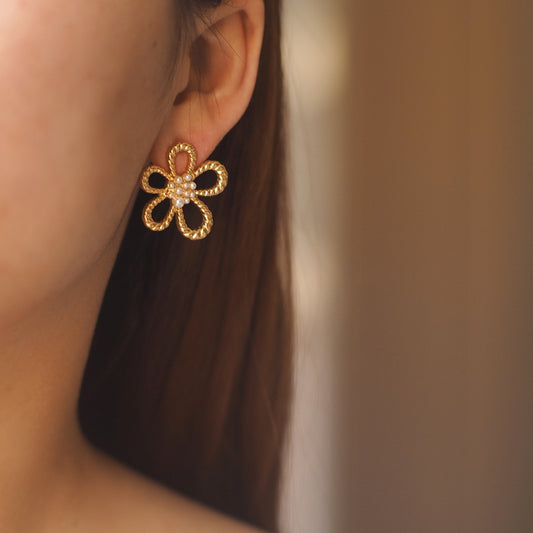 Vintage Pearl Flower Earrings / Clip-Ons – Gold-Plated Retro Design