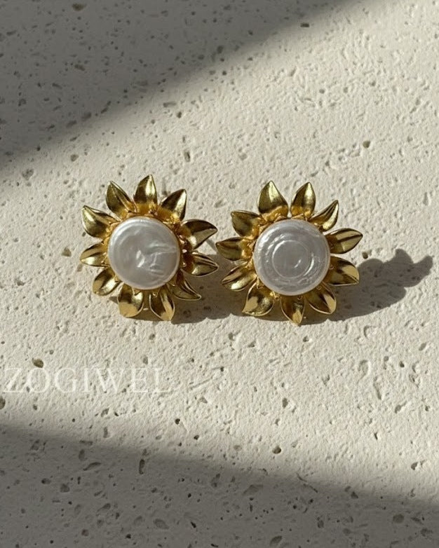 Gold sunflower-shaped earrings with pearl 