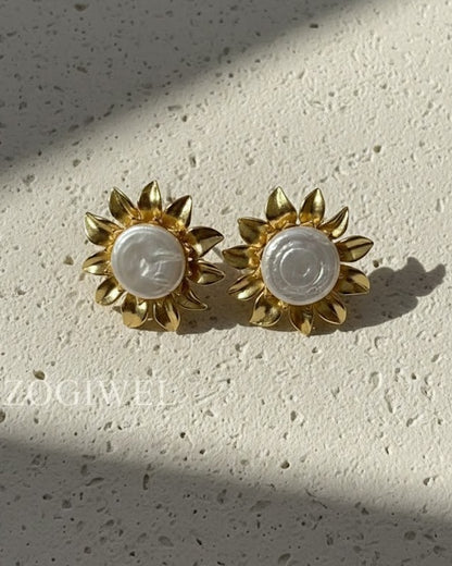 Gold sunflower-shaped earrings with pearl 