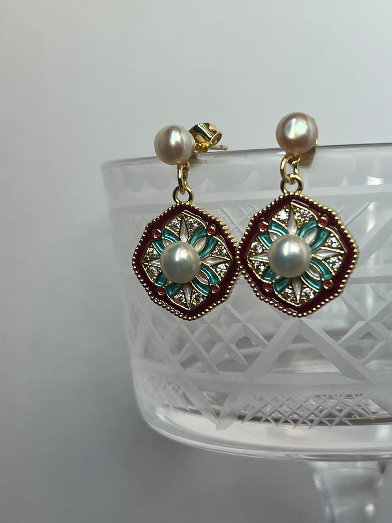 Decorative earrings with pearl