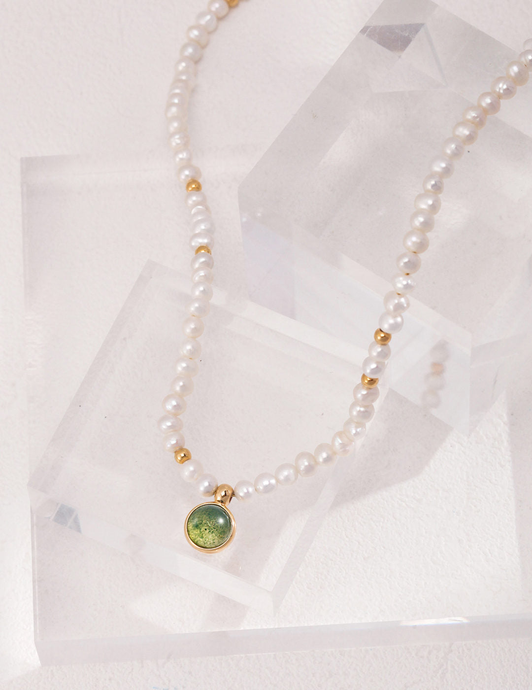 Collier de perles et de pierres précieuses vertes
