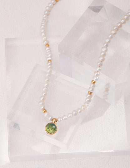Collier de perles et de pierres précieuses vertes