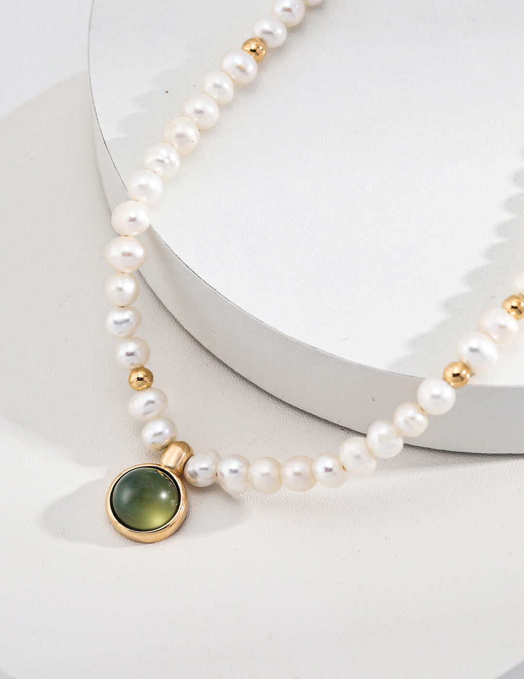 Collier de perles et de pierres précieuses vertes