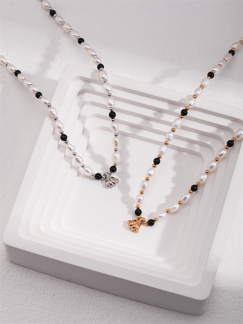 Elegante Halskette mit Naturperlen, Onyx und Muschelanhänger