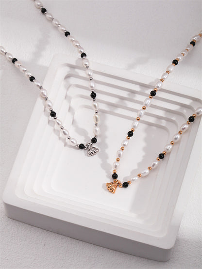 Elegante Halskette mit Naturperlen, Onyx und Muschelanhänger