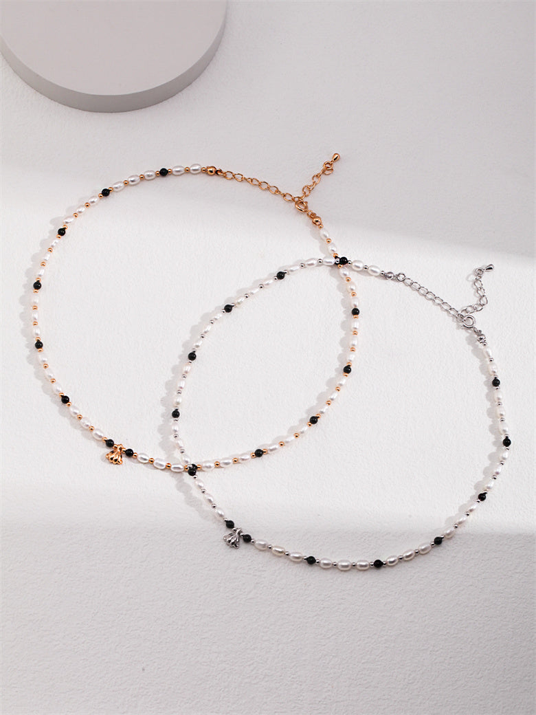 Elegante Halskette mit Naturperlen, Onyx und Muschelanhänger