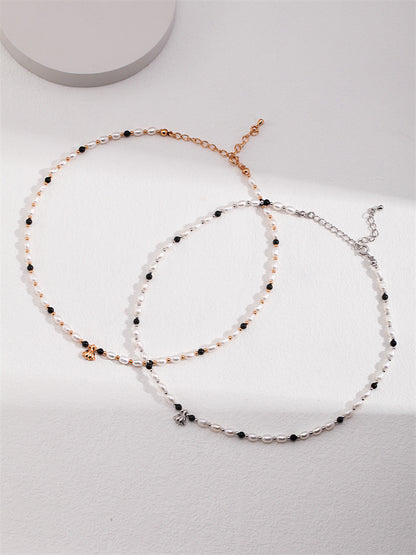 Elegante Halskette mit Naturperlen, Onyx und Muschelanhänger