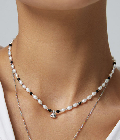 Elegante Halskette mit Naturperlen, Onyx und Muschelanhänger