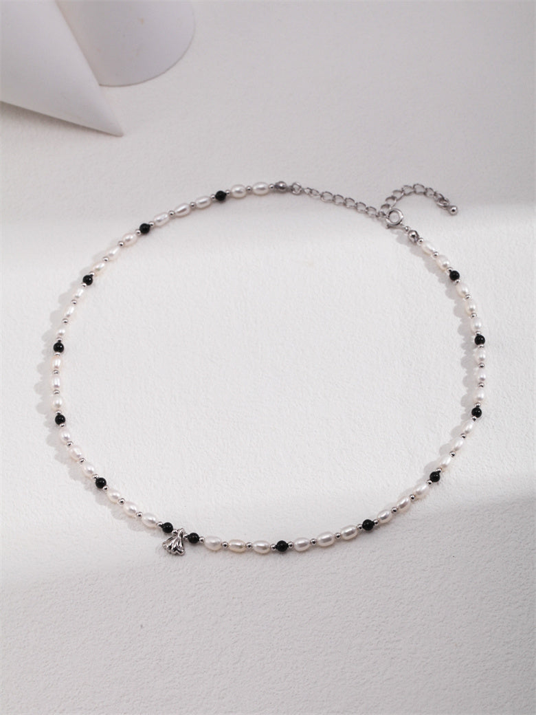 Elegante Halskette mit Naturperlen, Onyx und Muschelanhänger