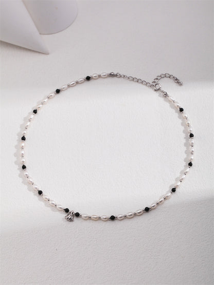 Elegante Halskette mit Naturperlen, Onyx und Muschelanhänger
