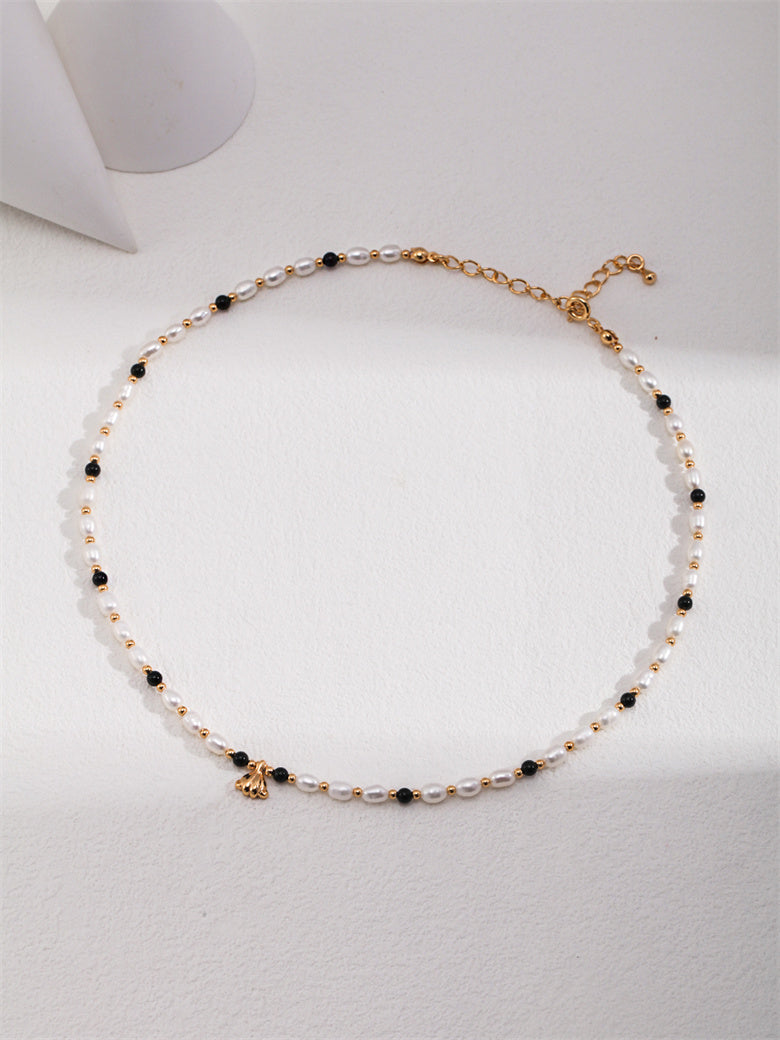Elegante Halskette mit Naturperlen, Onyx und Muschelanhänger