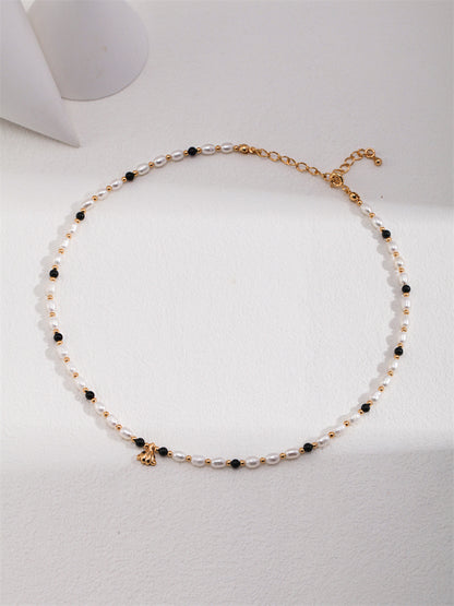 Elegante Halskette mit Naturperlen, Onyx und Muschelanhänger
