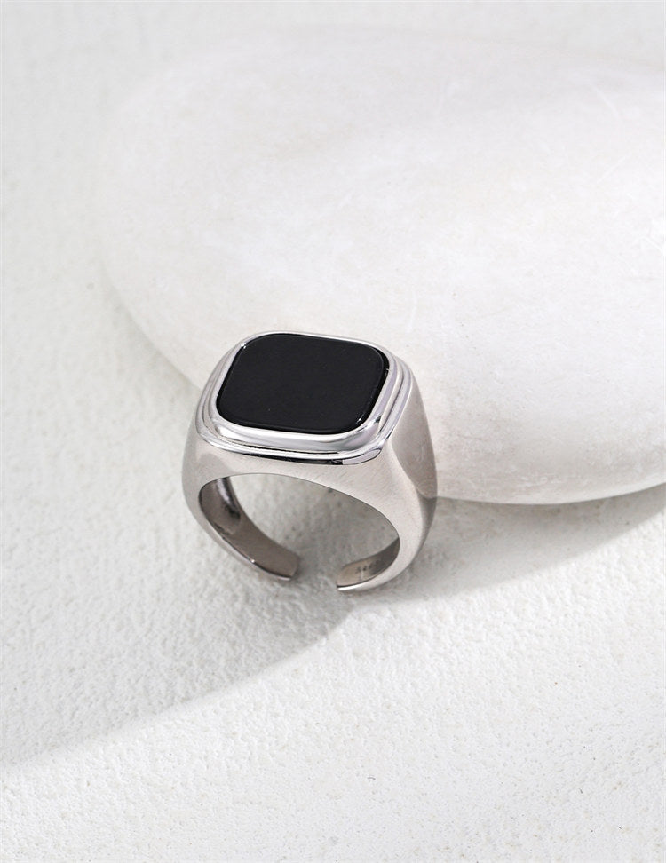 Minimalistischer schwarzer Onyx-Edelsteinring