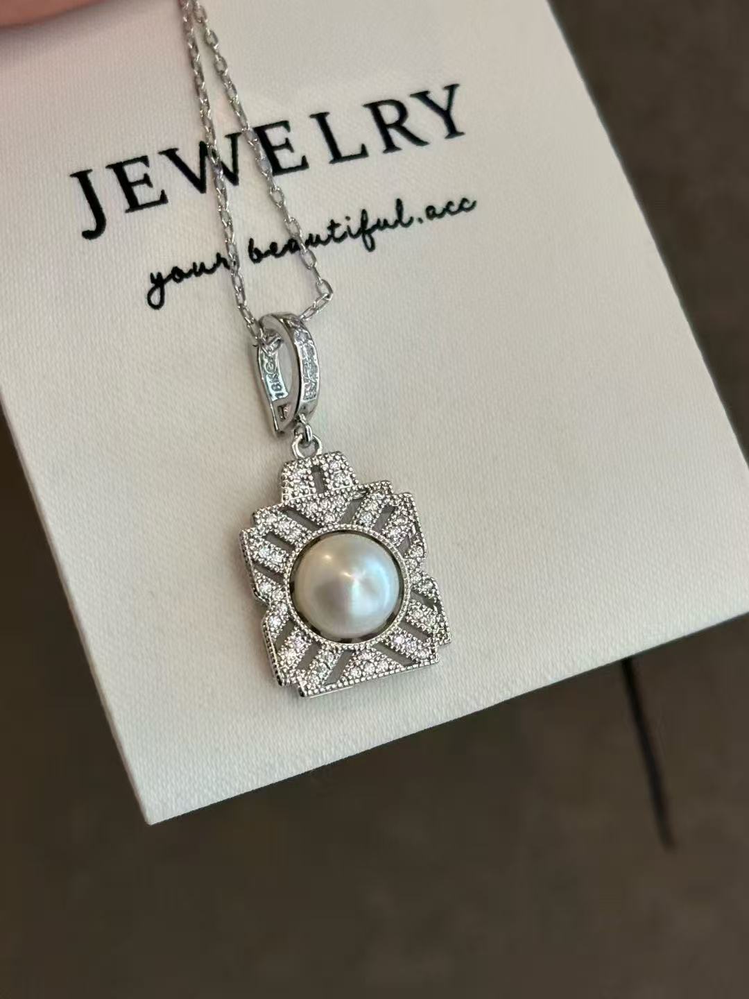 Freshwater Pearl Jewellery Set in Perfume Design