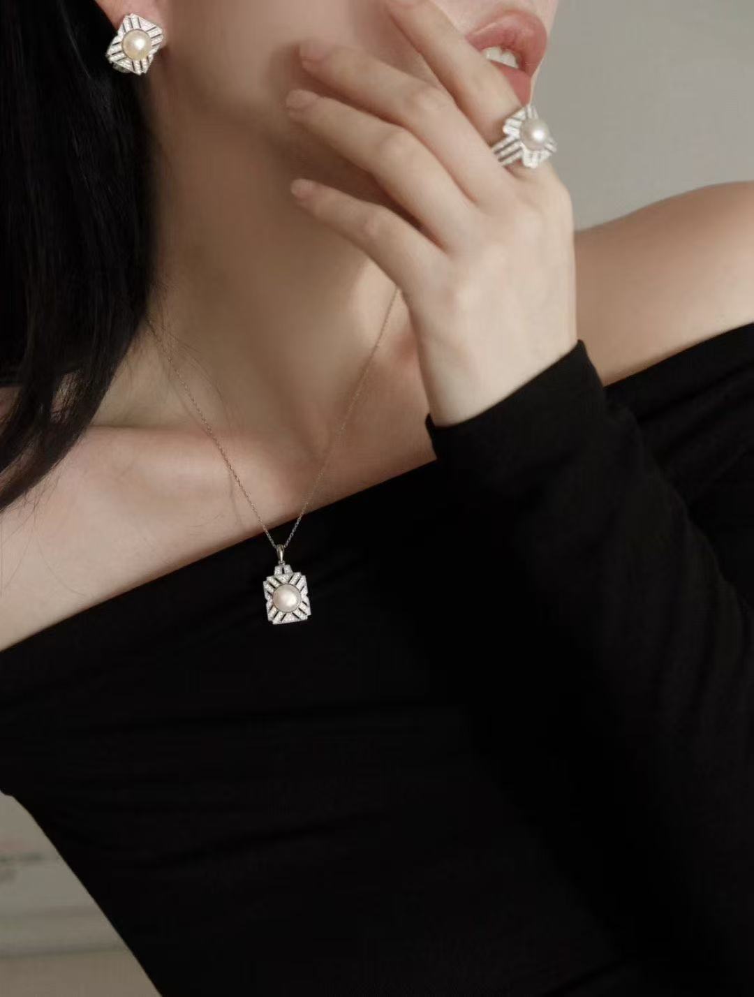 Freshwater Pearl Jewellery Set in Perfume Design