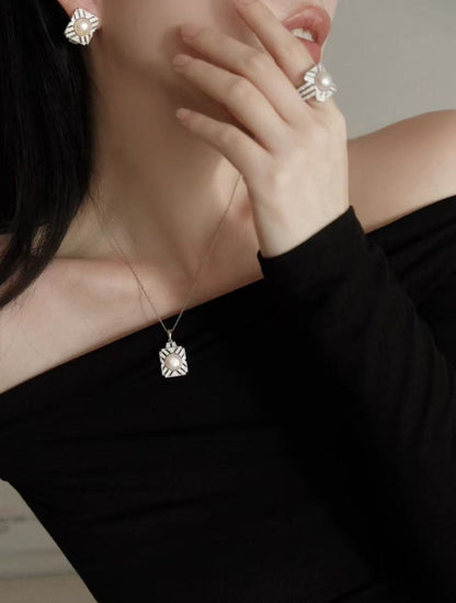 Freshwater Pearl Jewellery Set in Perfume Design