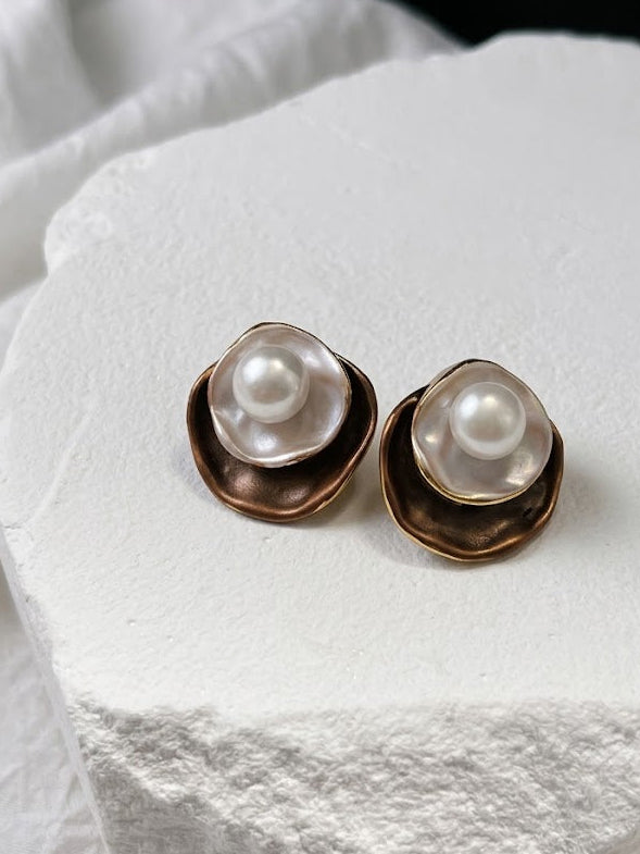 pearl stud earring with petal